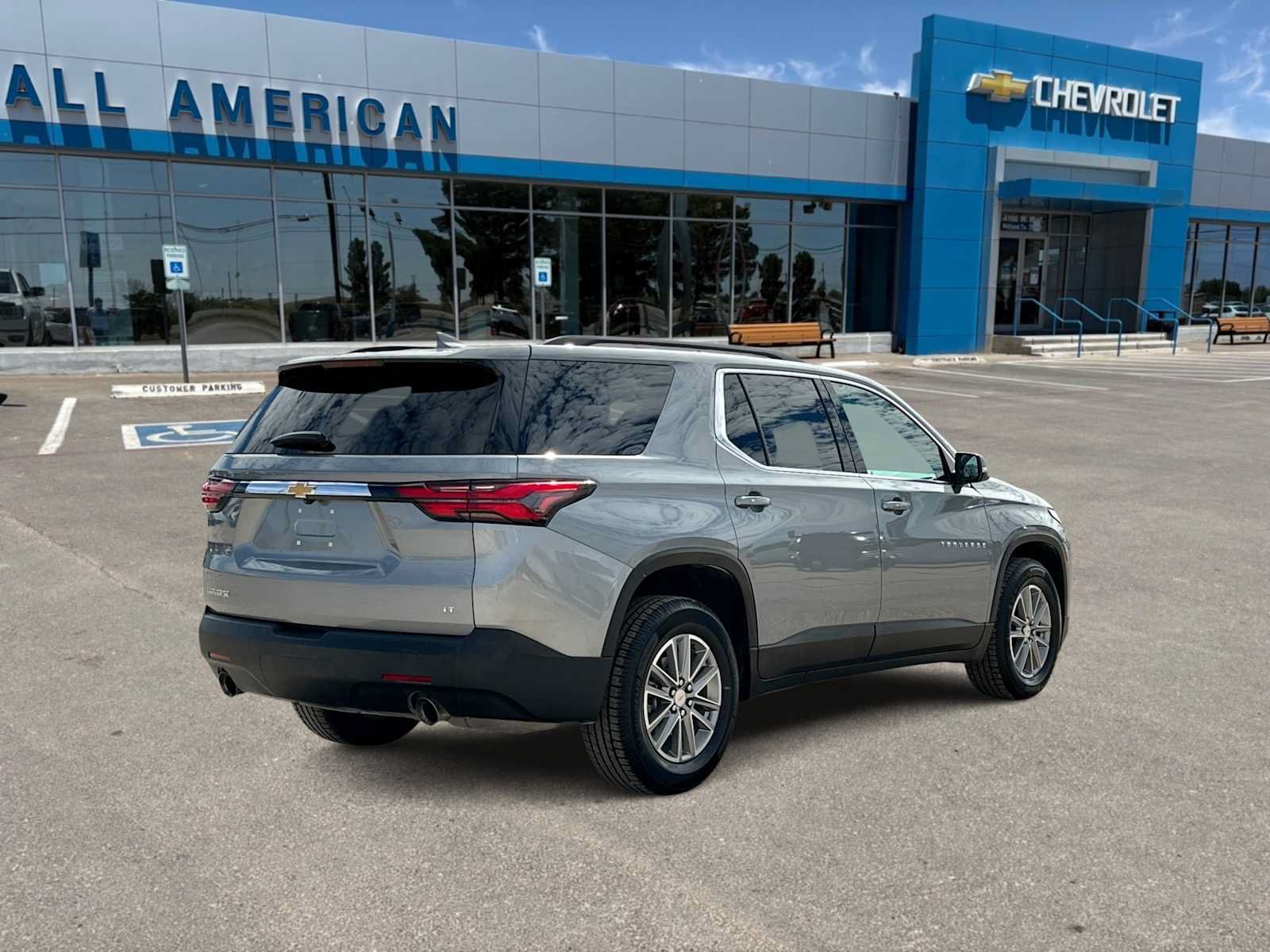 Used 2023 Chevrolet Traverse LT FWD image 8
