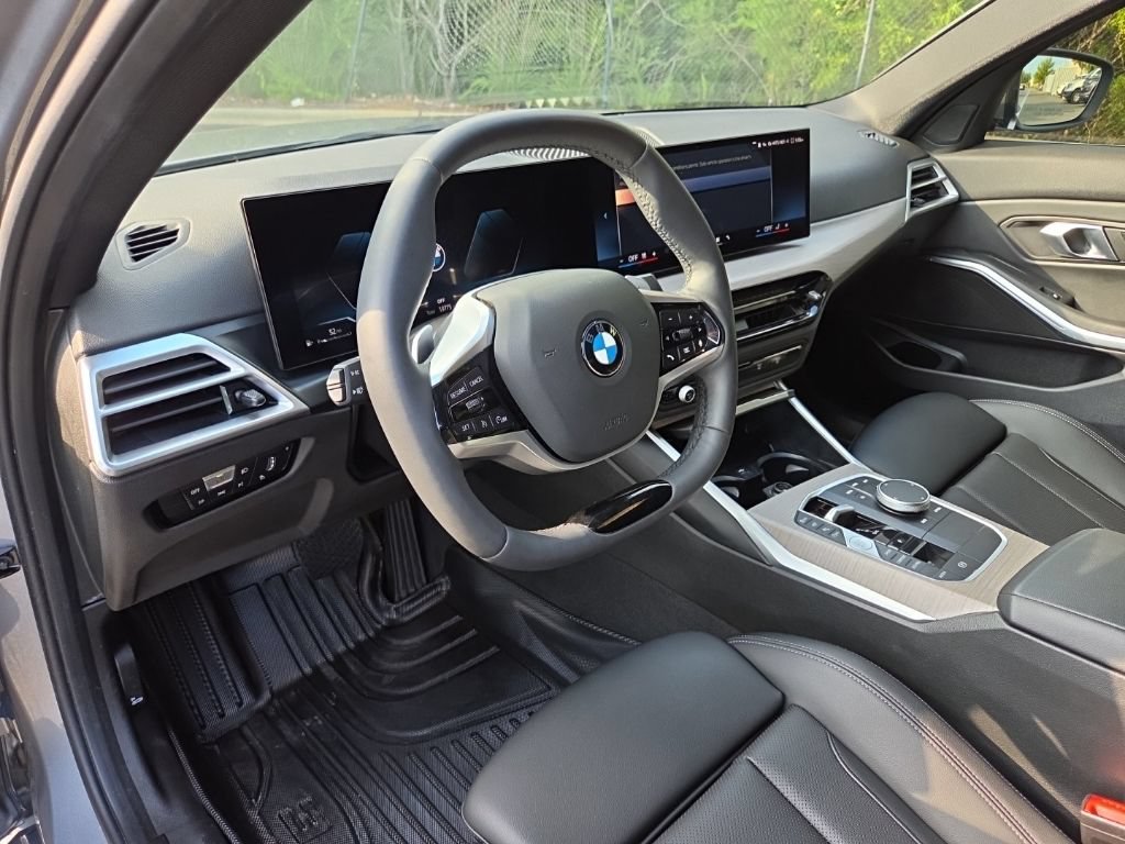 Used 2025 BMW 330i xDrive Sedan AWD/4WD image 17