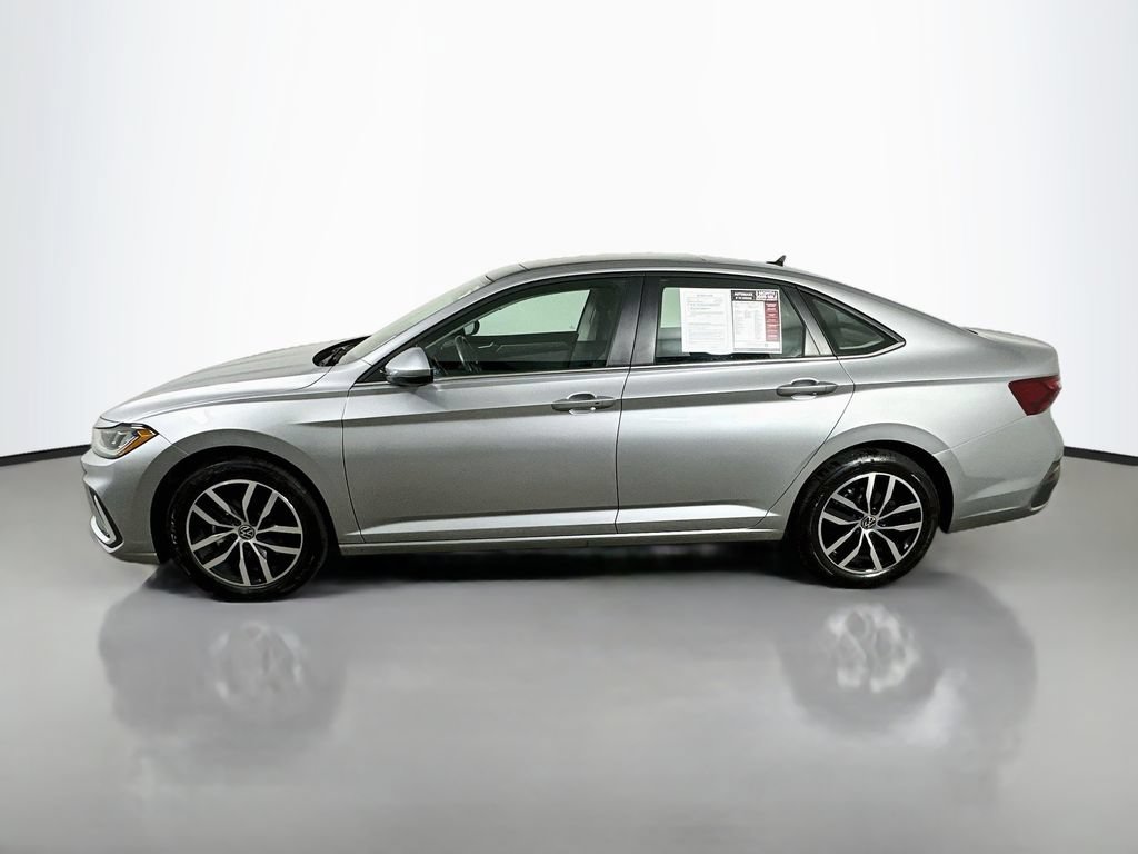 Used 2025 Volkswagen Jetta SE FWD image 5