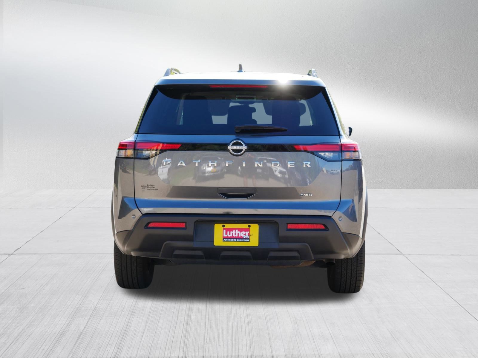 Used 2025 Nissan Pathfinder SV image 6