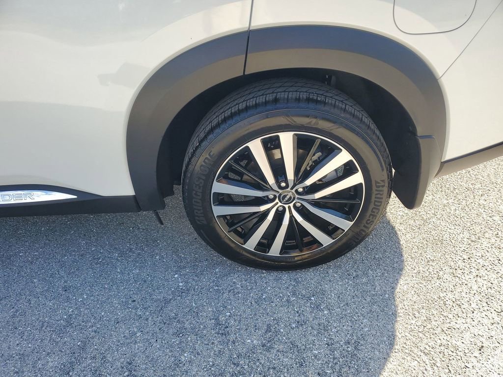 Used 2025 Nissan Pathfinder Platinum image 19