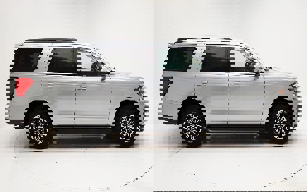 Used 2024 Ford Expedition XLT image 3