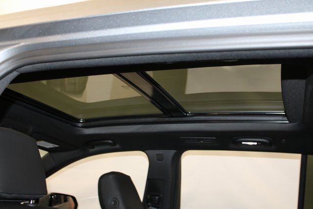 New 2025 Cadillac XT6 Luxury image 9