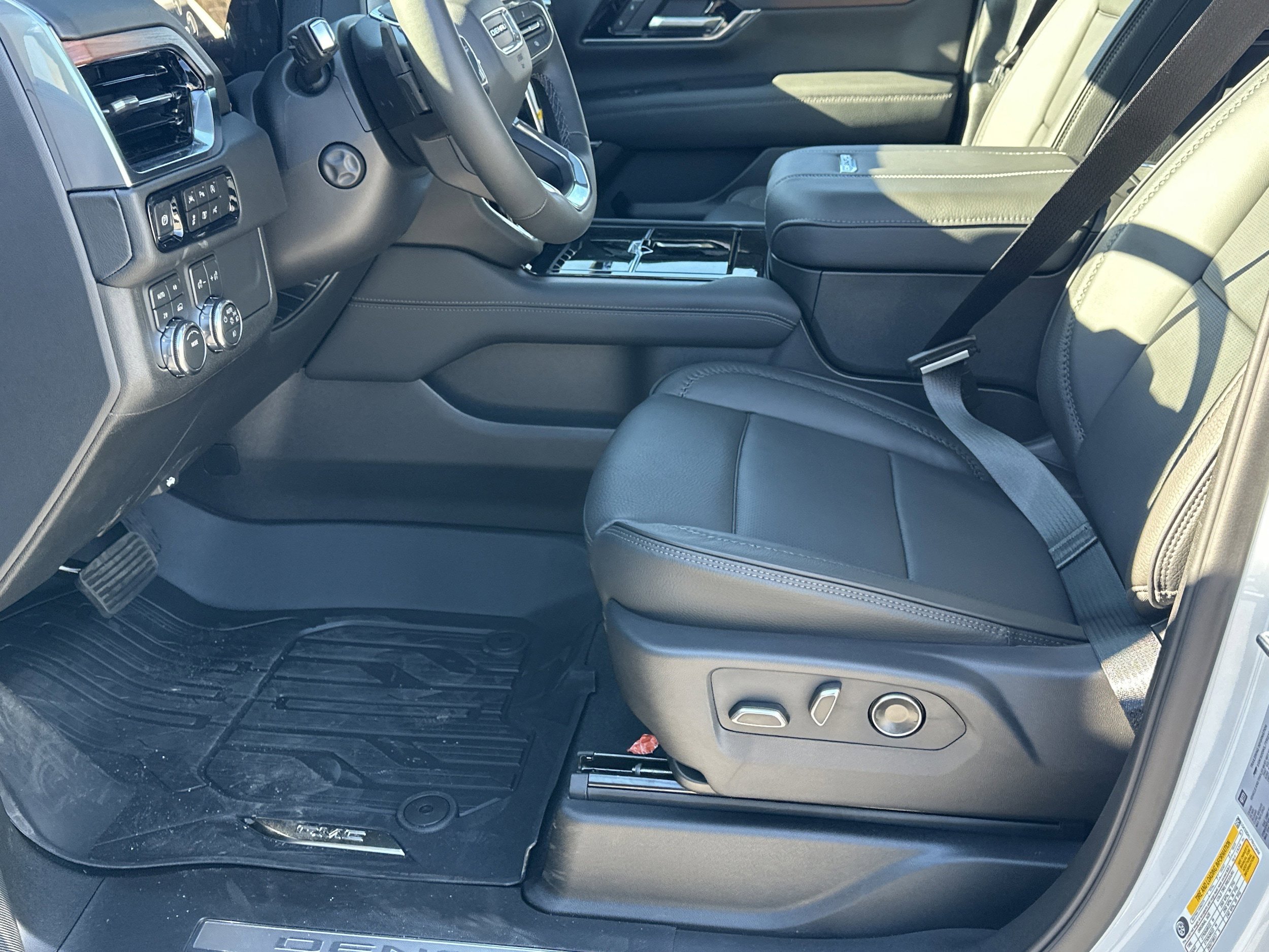 New 2026 GMC Yukon Denali w/ Sun & Power Step Package image 9