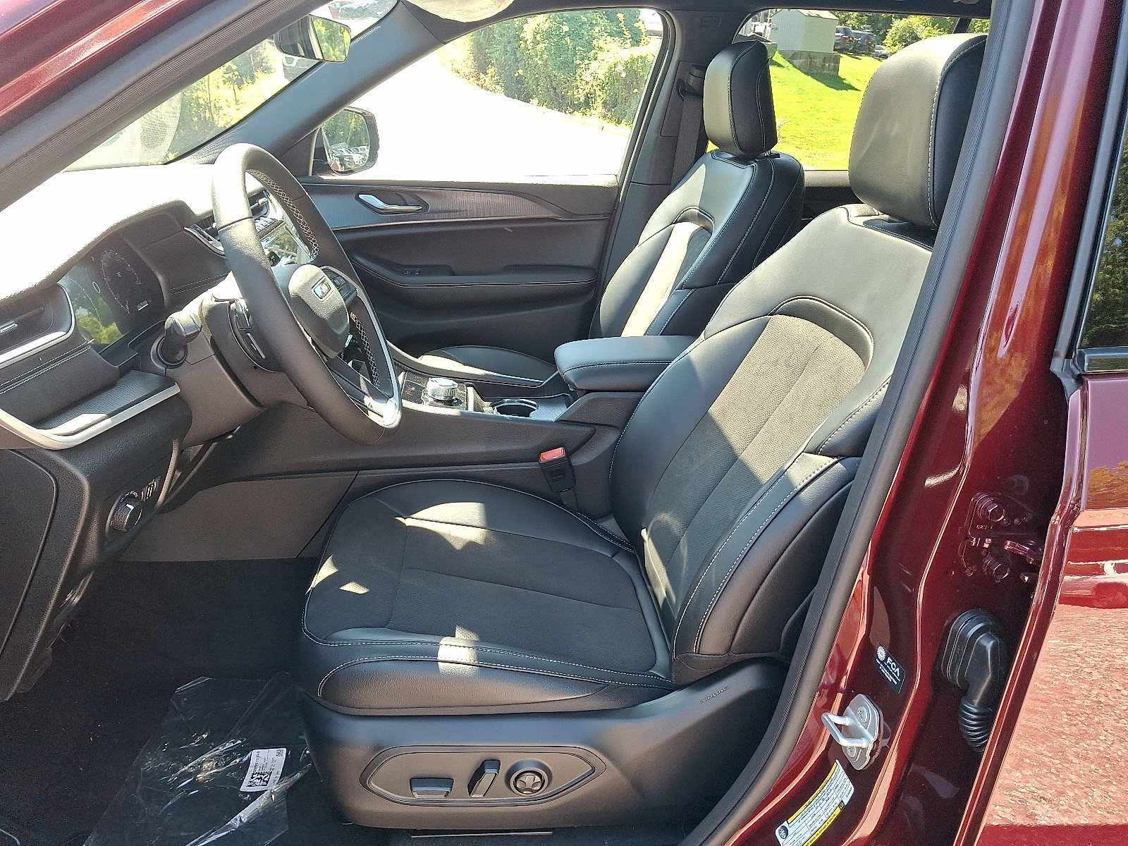 New 2025 Jeep Grand Cherokee Altitude image 7