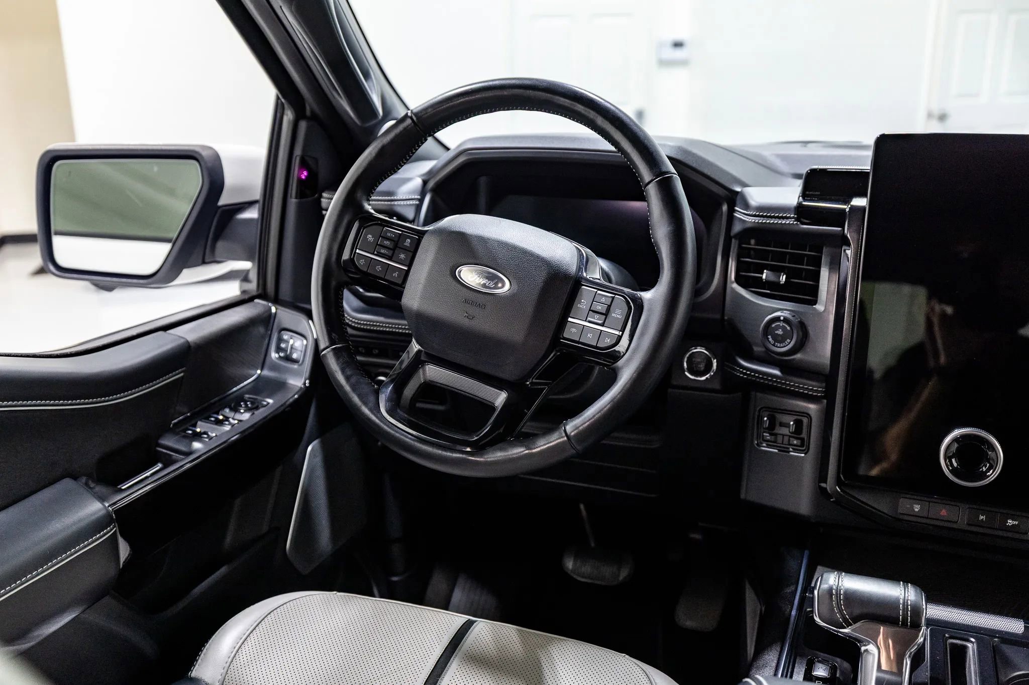 Used 2023 Ford F150 Lightning Platinum AWD/4WD image 43