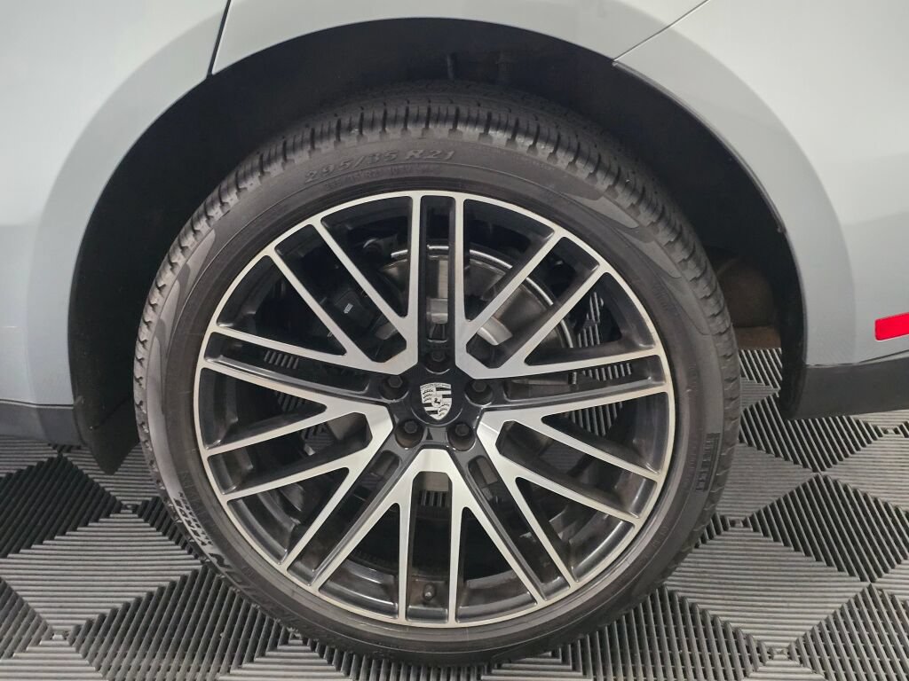 Certified 2024 Porsche Macan AWD/4WD image 6