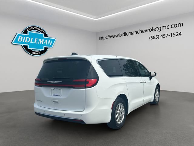 Used 2024 Chrysler Pacifica Touring-L FWD image 8