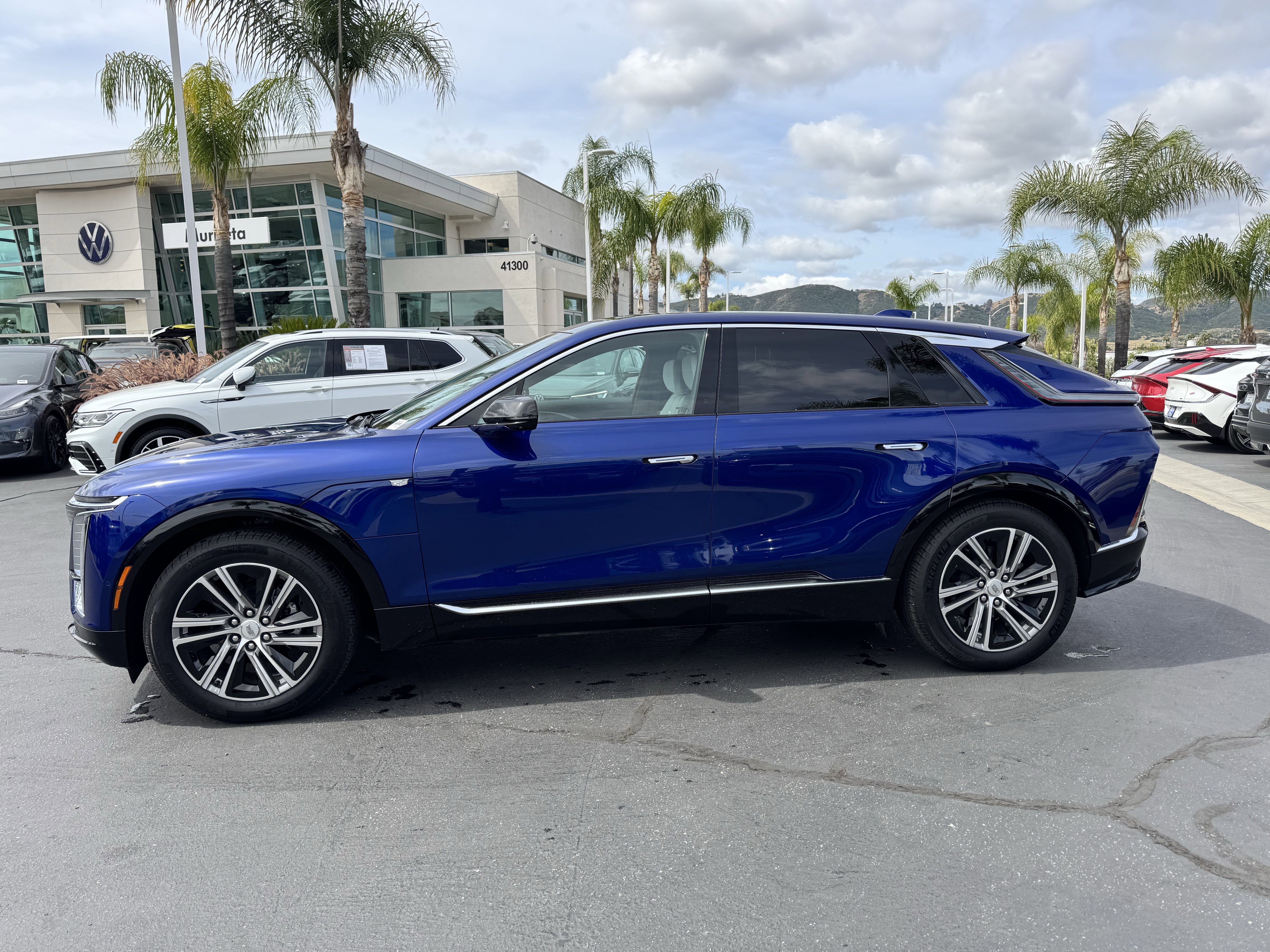 Used 2024 Cadillac Lyriq Luxury AWD/4WD image 7