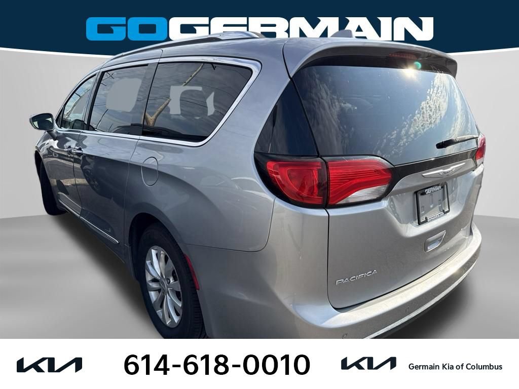 Used 2018 Chrysler Pacifica Touring-L FWD image 2