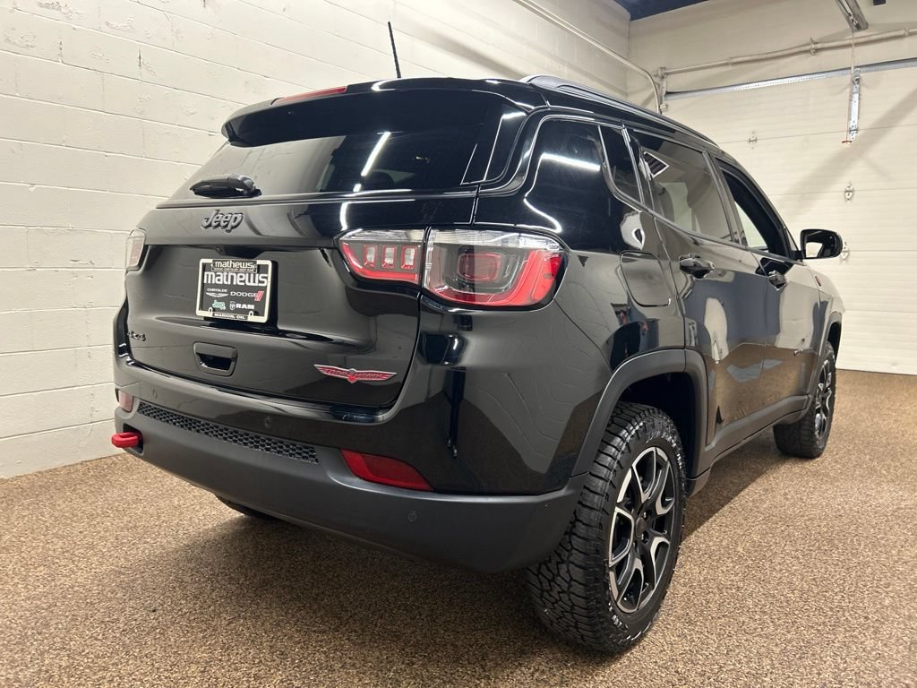 Used 2025 Jeep Compass Trailhawk AWD/4WD image 2