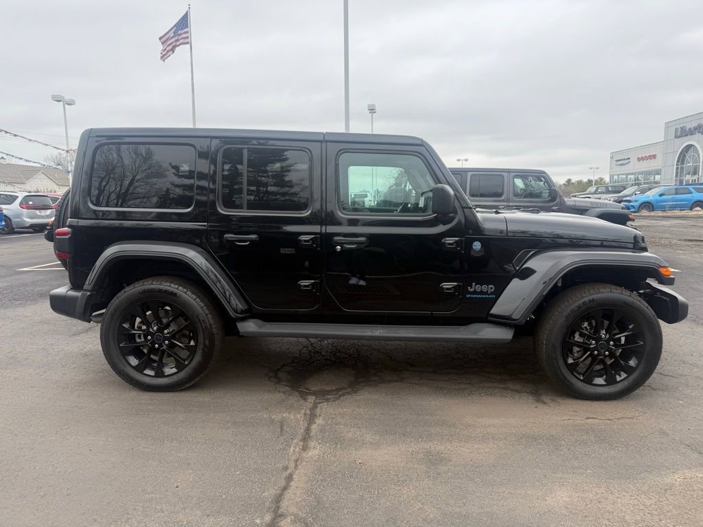 Used 2025 Jeep Wrangler Unlimited Sahara image 2