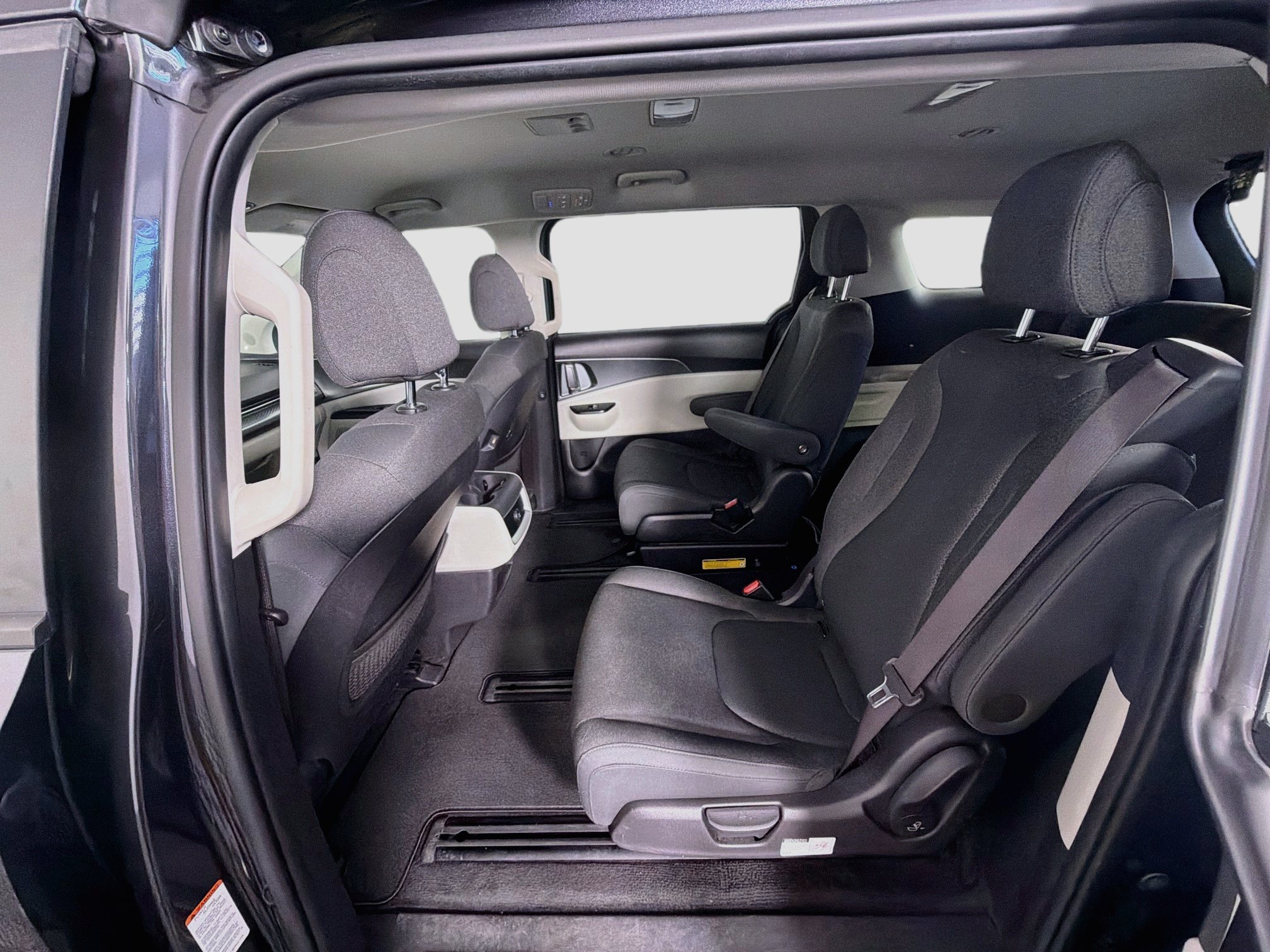 Used 2022 Kia Carnival LX FWD image 29