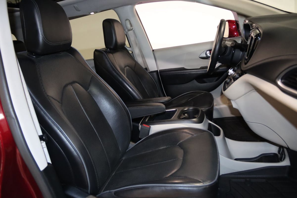 Used 2018 Chrysler Pacifica Limited FWD image 55
