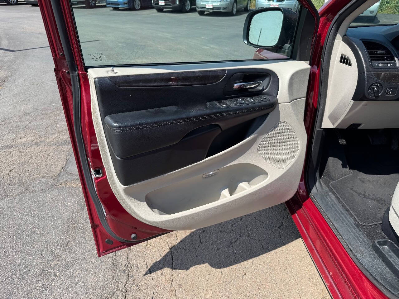 Used 2016 Dodge Grand Caravan SXT FWD image 17