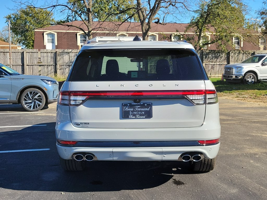 New 2027 Lincoln Aviator Reserve w/ Jet Appearance Package AWD/4WD image 5
