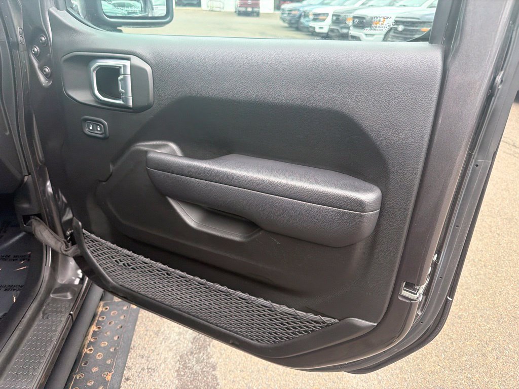 Used 2024 Jeep Wrangler Unlimited w/ Convenience Group AWD/4WD image 16
