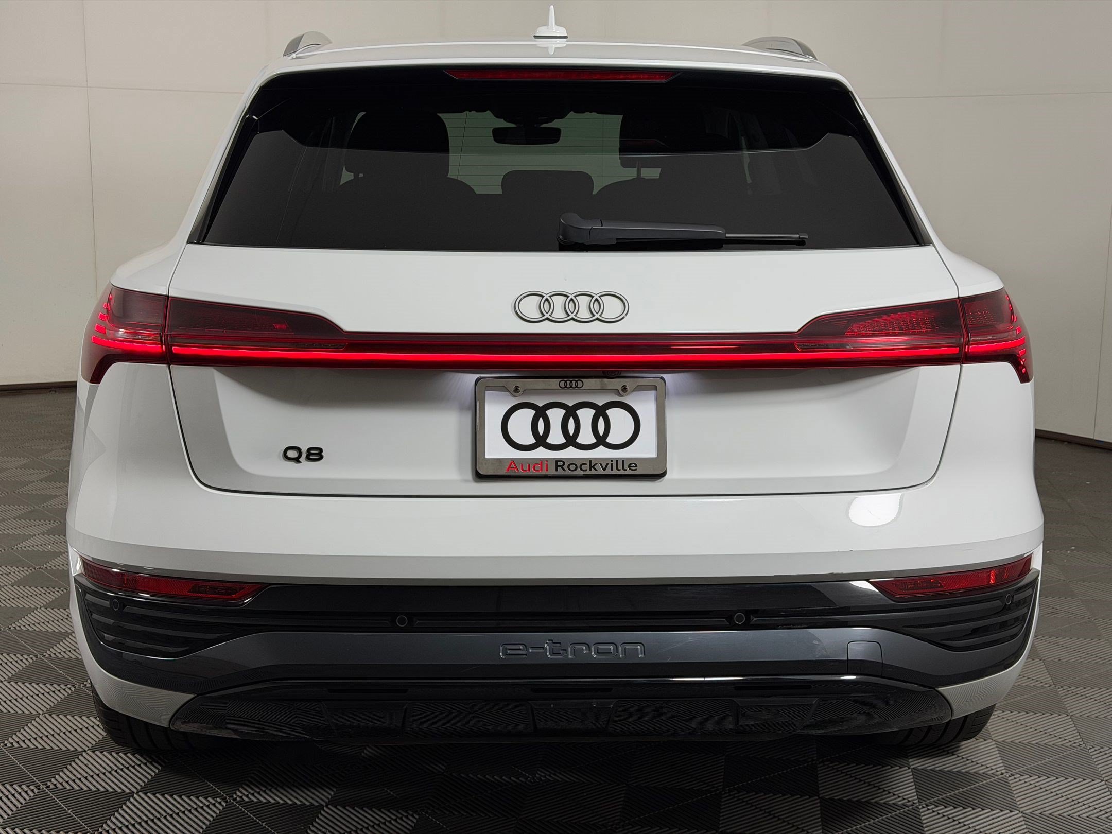 Certified 2024 Audi Q8 e-tron Premium Plus w/ Premium Plus Package AWD/4WD image 10