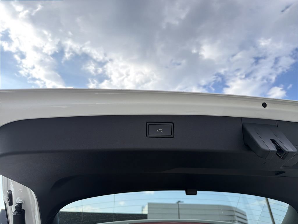 New 2026 Volkswagen Tiguan SEL R-Line image 16