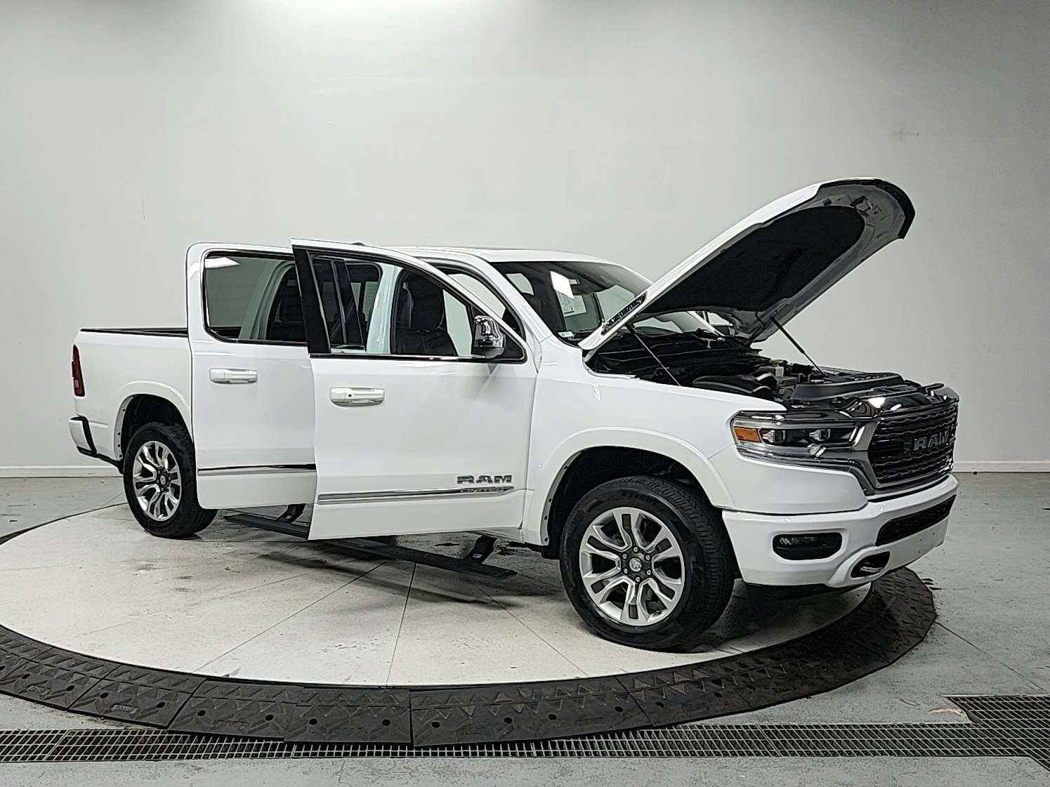 Used 2023 RAM 1500 Limited w/ Body Color Bumper Group AWD/4WD image 17