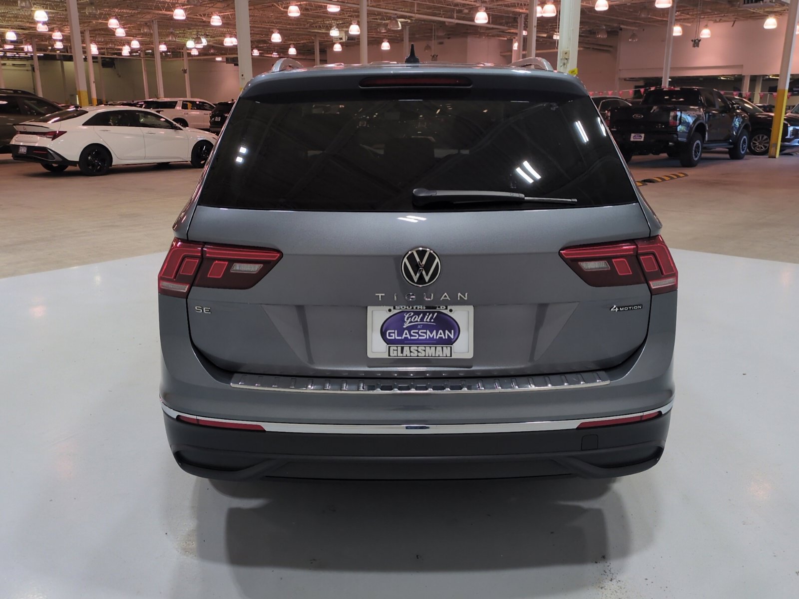 Used 2024 Volkswagen Tiguan SE w/ Panoramic Sunroof Package AWD/4WD image 4