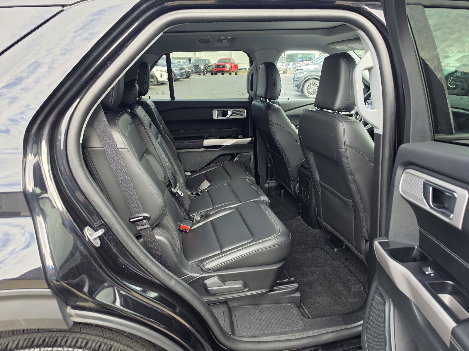Used 2024 Ford Explorer XLT w/ Equipment Group 202A AWD/4WD image 8