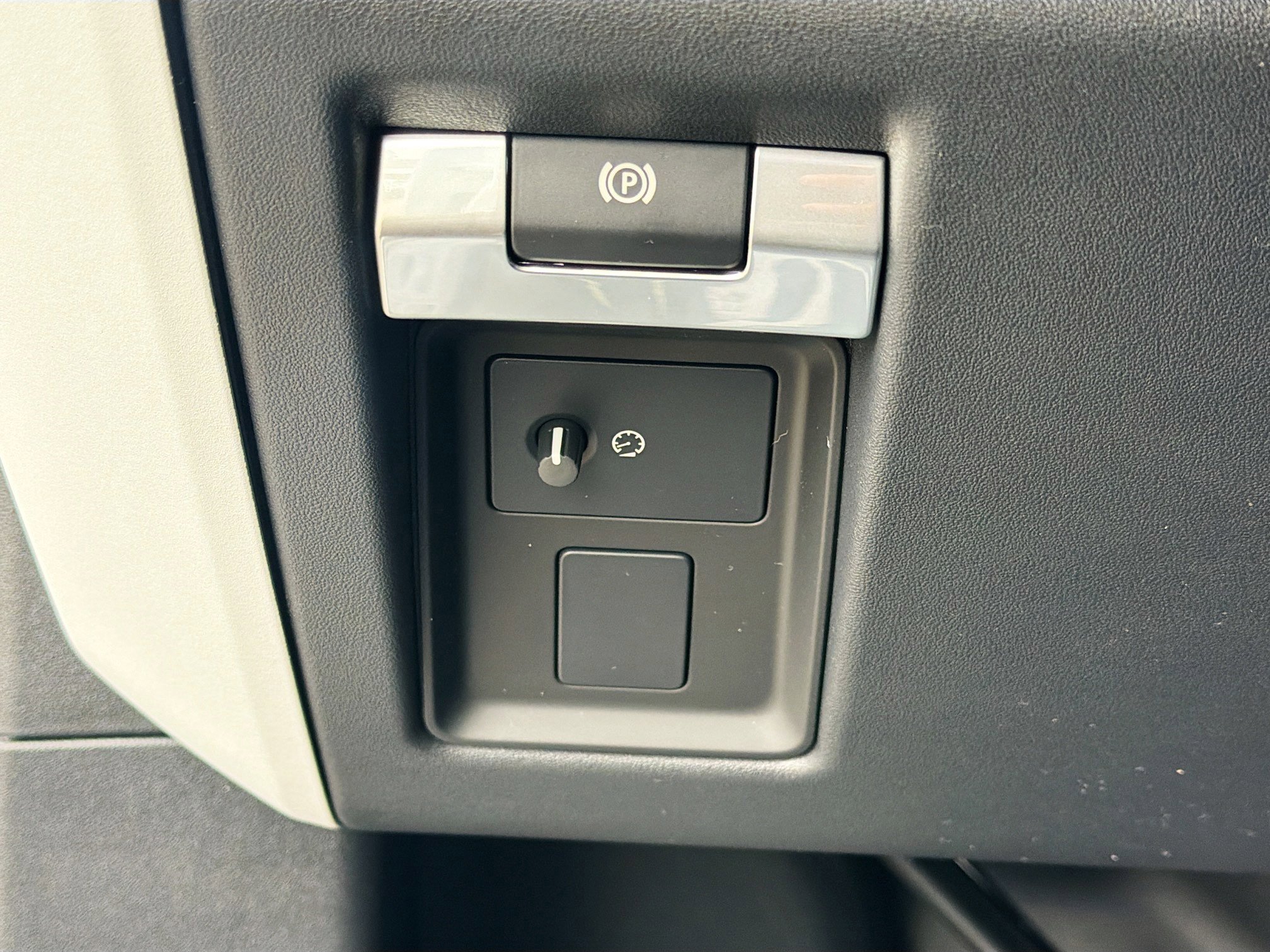 New 2026 Land Rover Defender 110 X-Dynamic SE image 34