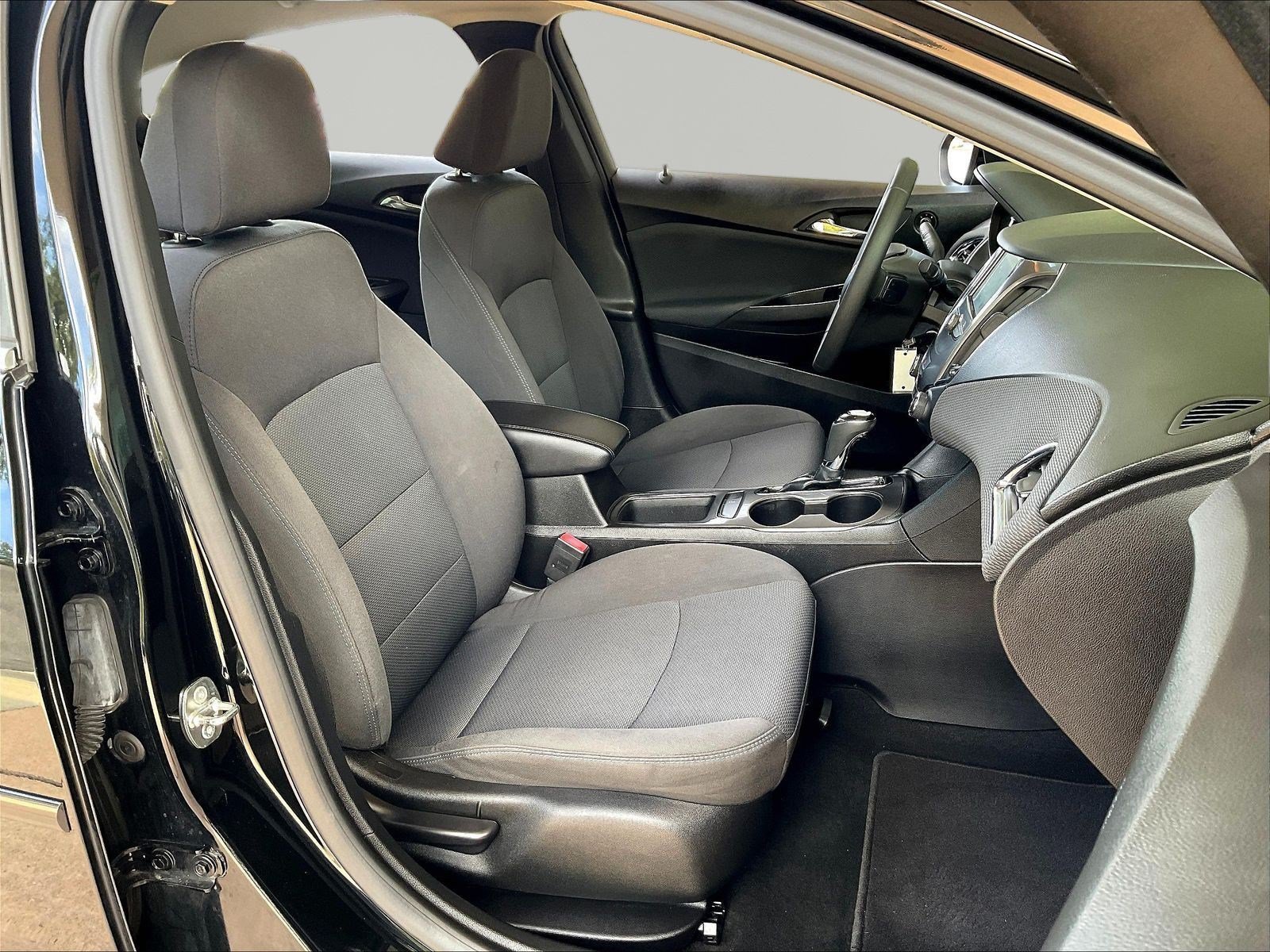 Used 2018 Chevrolet Cruze LT FWD image 28