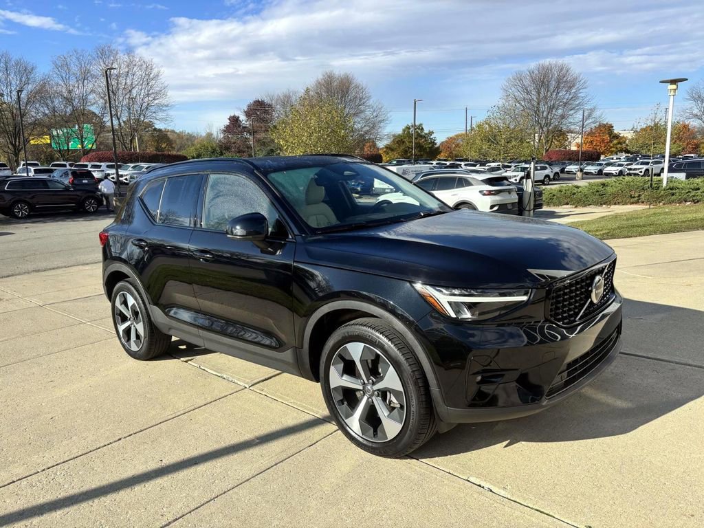Used 2023 Volvo XC40 B5 Plus w/ Protection Package Premier image 1