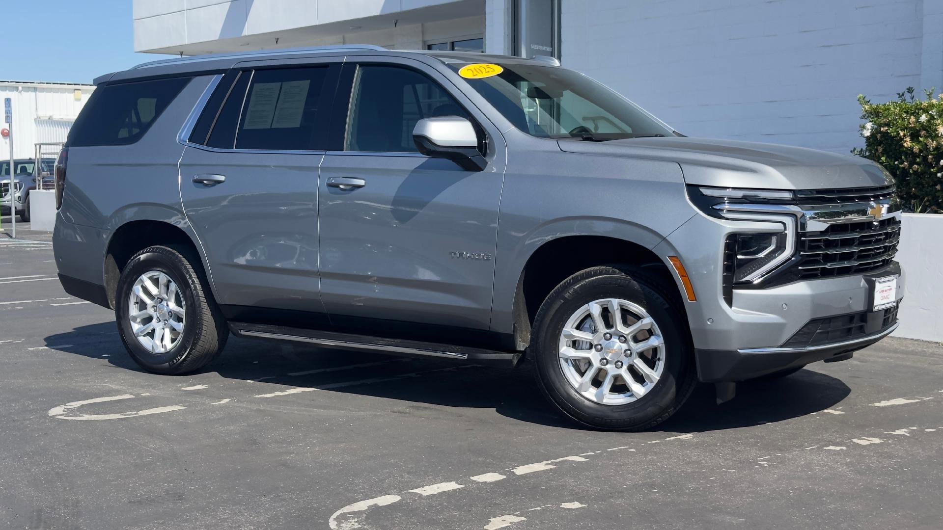 Used 2025 Chevrolet Tahoe LT AWD/4WD image 2