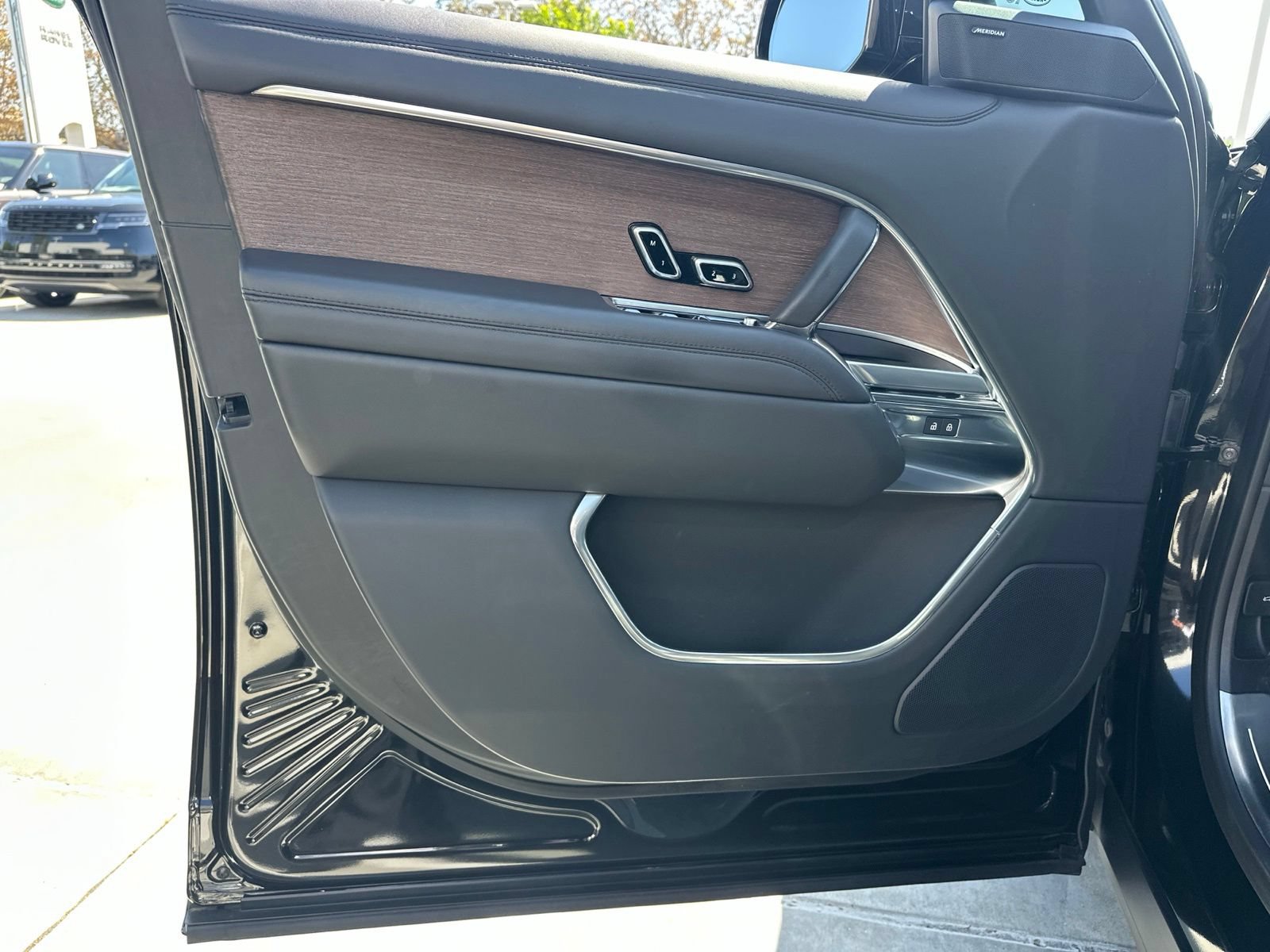 Certified 2025 Land Rover Range Rover SE AWD/4WD image 17