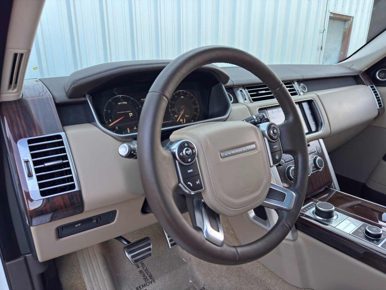 Used 2015 Land Rover Range Rover Supercharged image 13