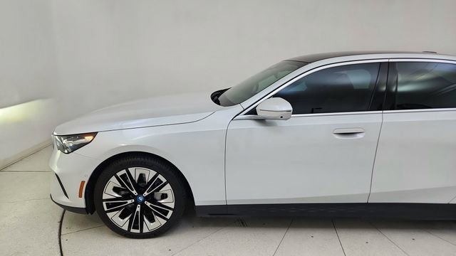 Used 2025 BMW i5 xDrive40 w/ Premium Package AWD/4WD image 4
