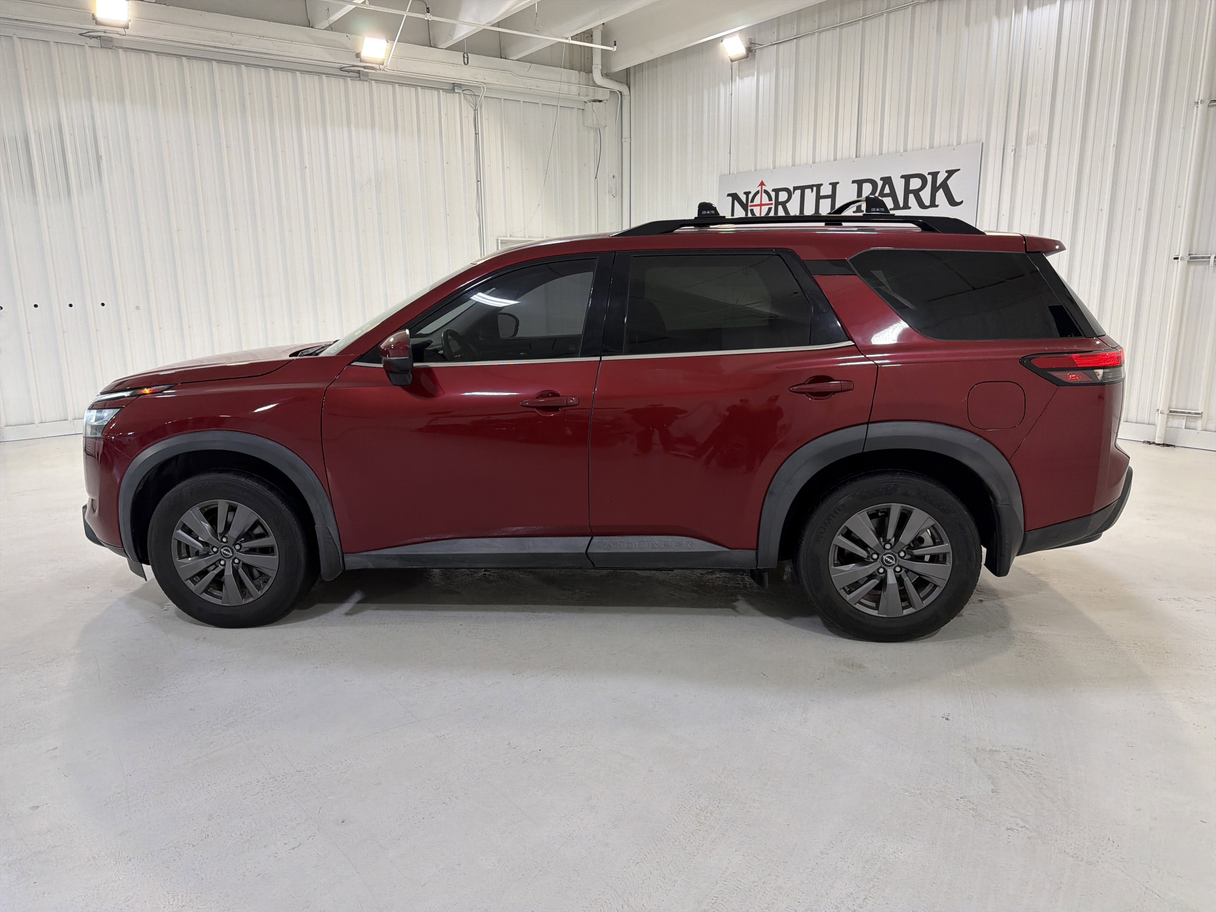 Used 2022 Nissan Pathfinder SV image 2