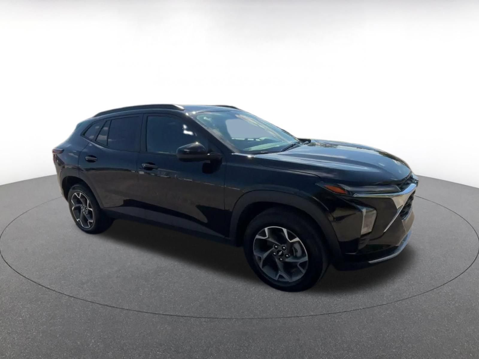 Used 2025 Chevrolet Trax LT w/ LT Convenience Package FWD image 2
