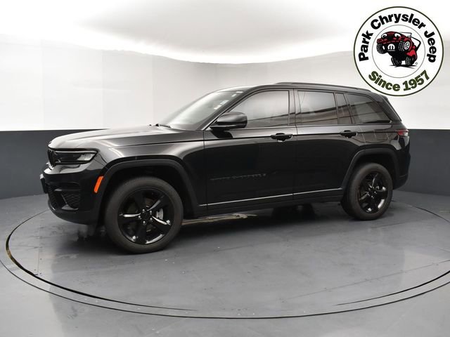 Used 2023 Jeep Grand Cherokee Altitude AWD/4WD image 3