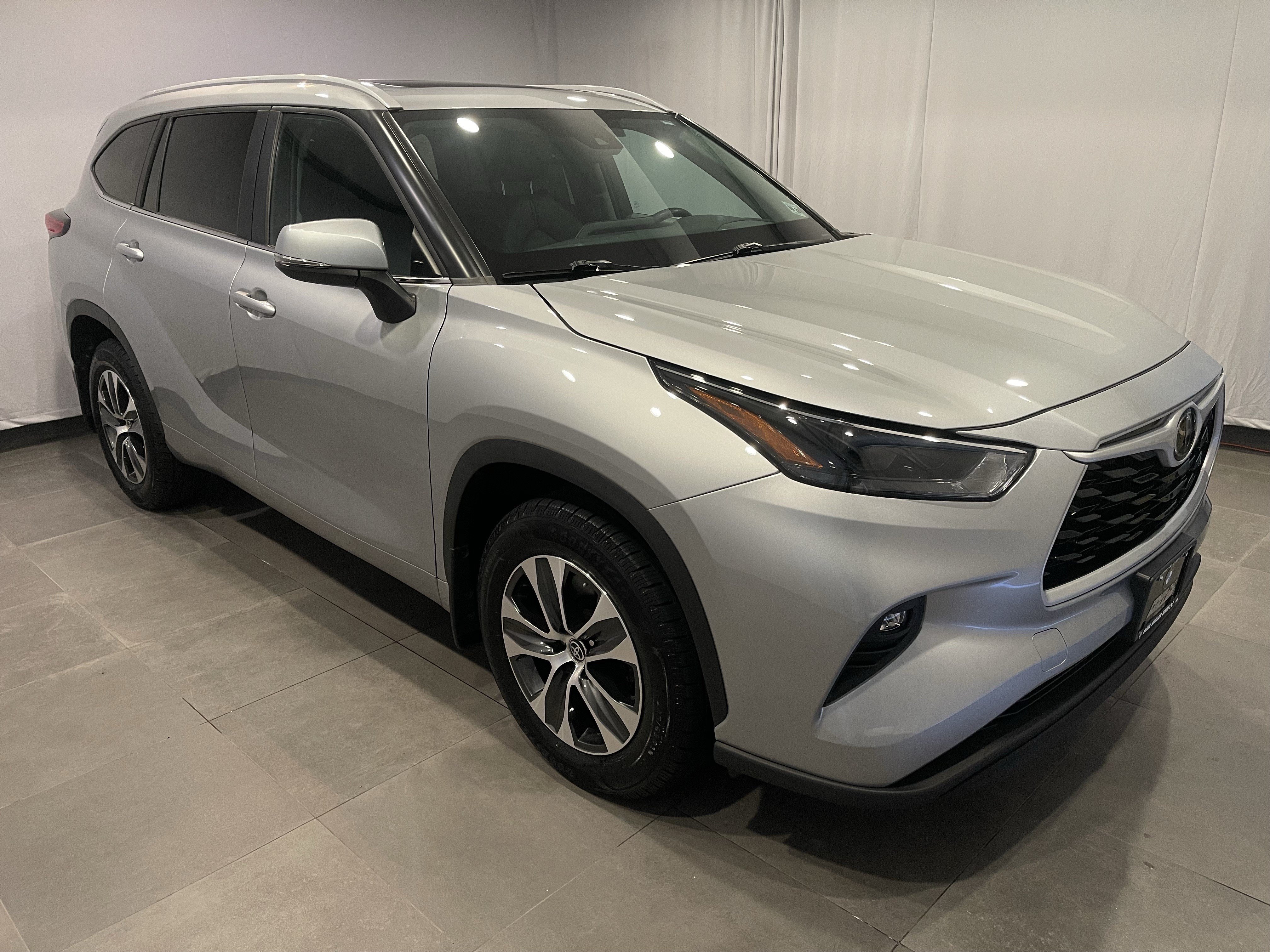 Used 2023 Toyota Highlander XLE AWD/4WD image 3