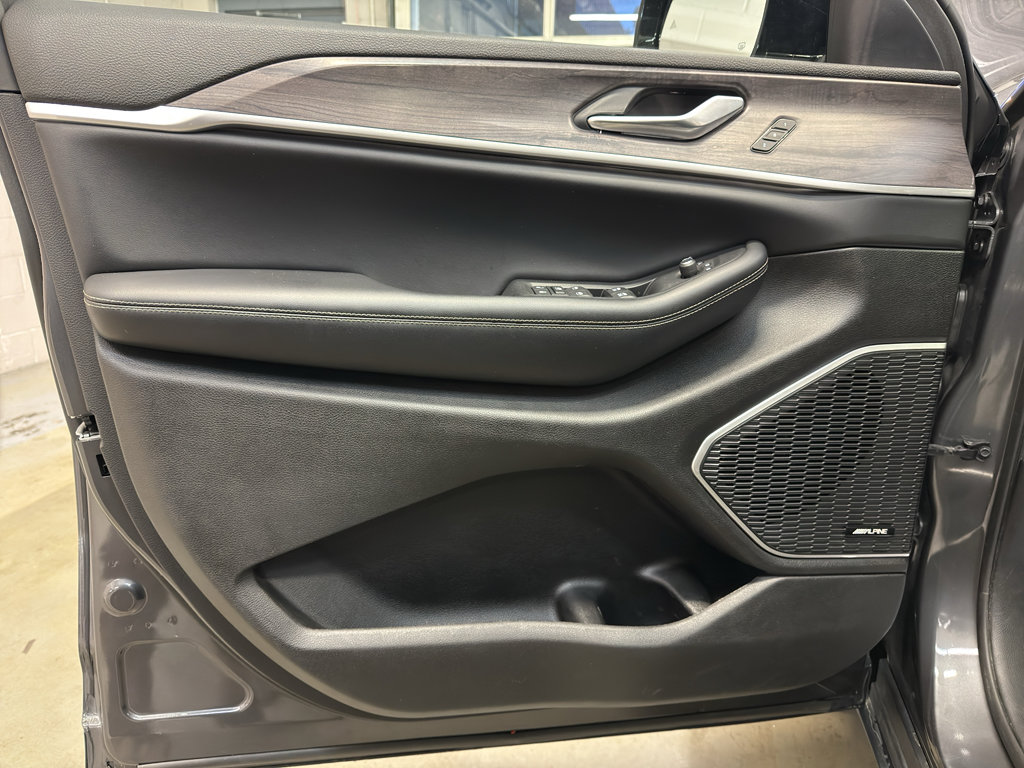 Used 2023 Jeep Grand Cherokee 4WD 4xe image 13