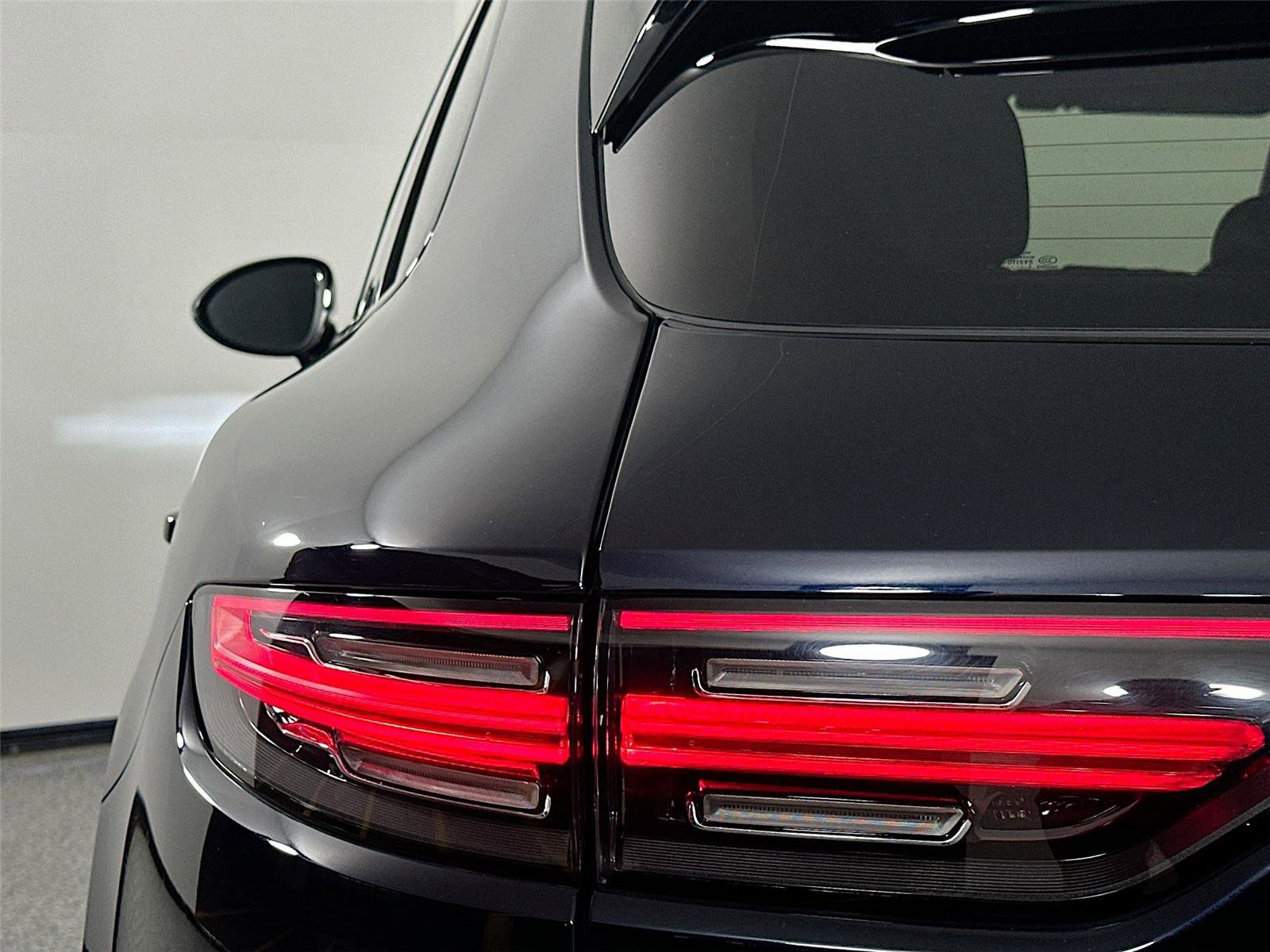 Certified 2022 Porsche Cayenne Turbo AWD/4WD image 16