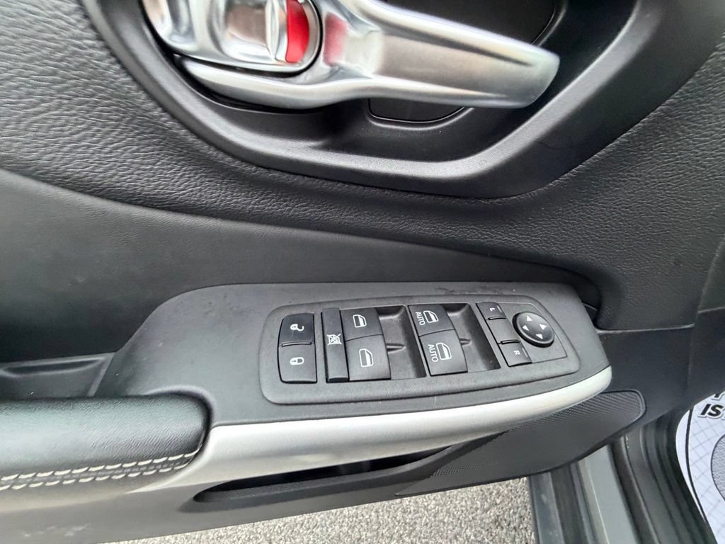 Used 2022 Jeep Cherokee Latitude AWD/4WD image 15