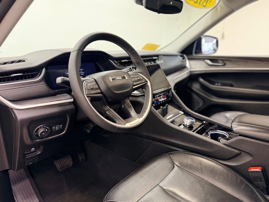 Used 2023 Jeep Grand Cherokee Limited w/ Black Appearance Package AWD/4WD image 12
