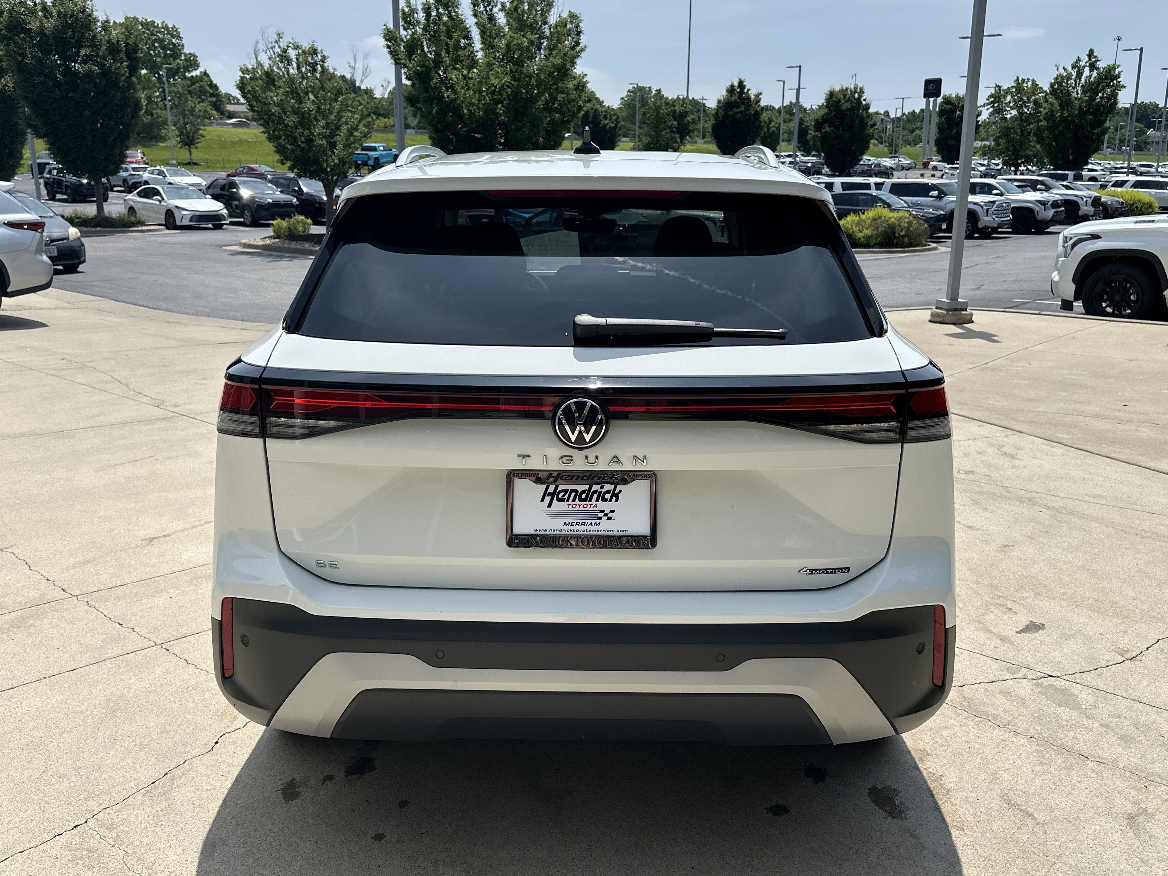 Used 2025 Volkswagen Tiguan SE AWD/4WD image 8