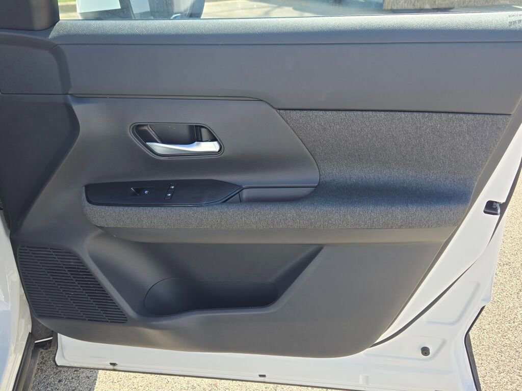 Used 2025 Nissan Kicks SV AWD/4WD image 7