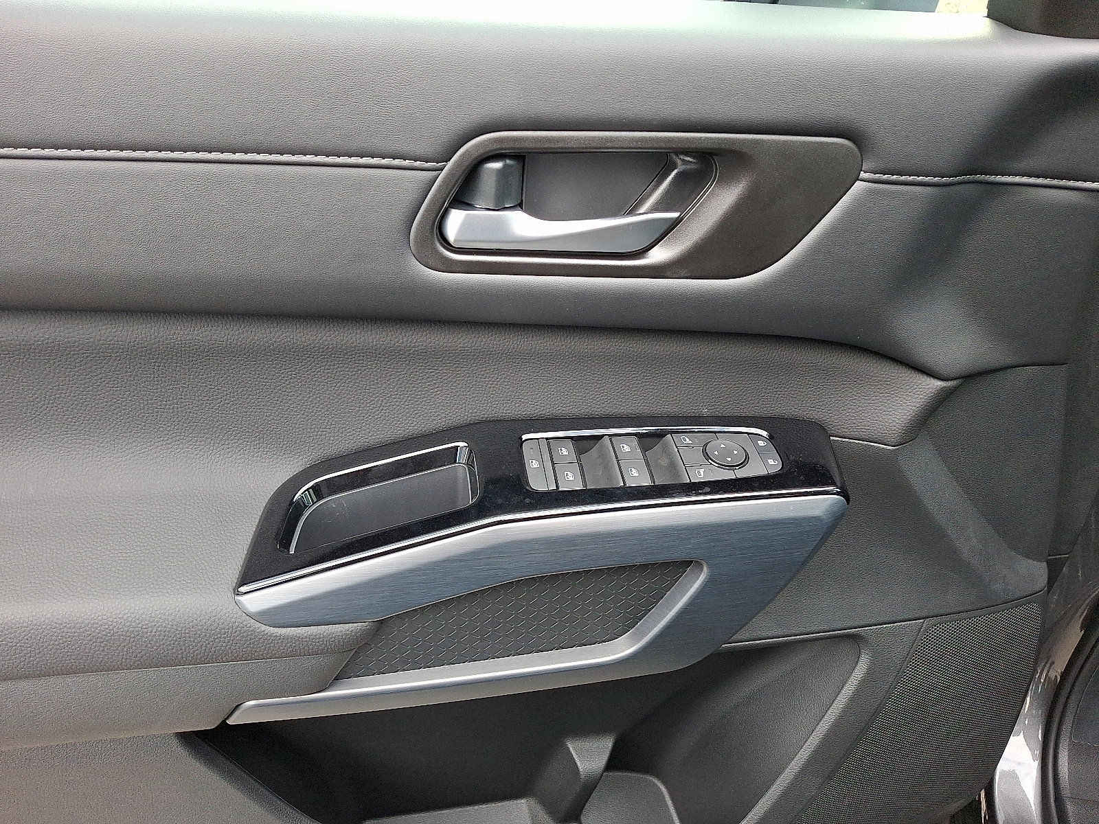 New 2025 Nissan Pathfinder SL image 8