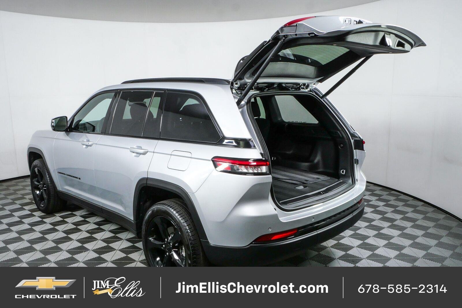Used 2025 Jeep Grand Cherokee Limited w/ Black Appearance Package RWD image 33