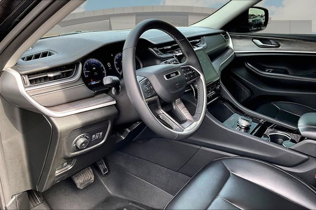 Used 2023 Jeep Grand Cherokee Limited w/ Black Appearance Package image 13