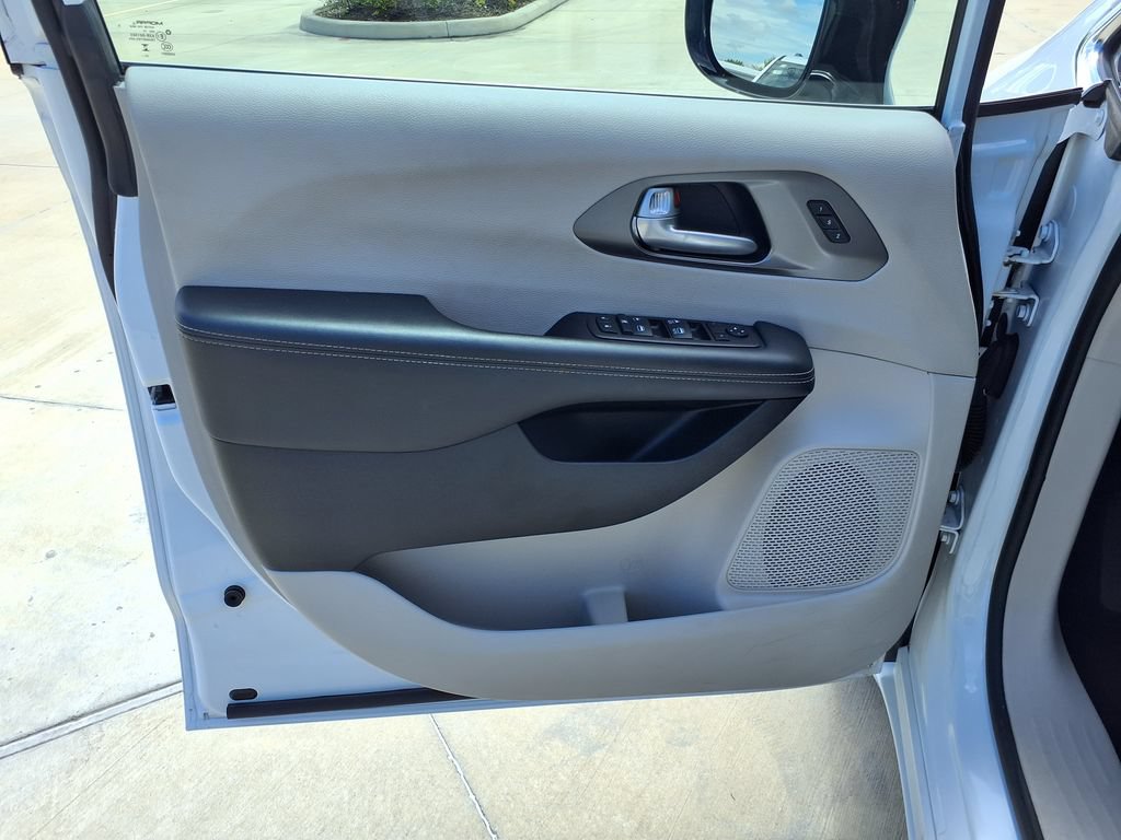 Used 2024 Chrysler Pacifica Touring-L FWD image 14