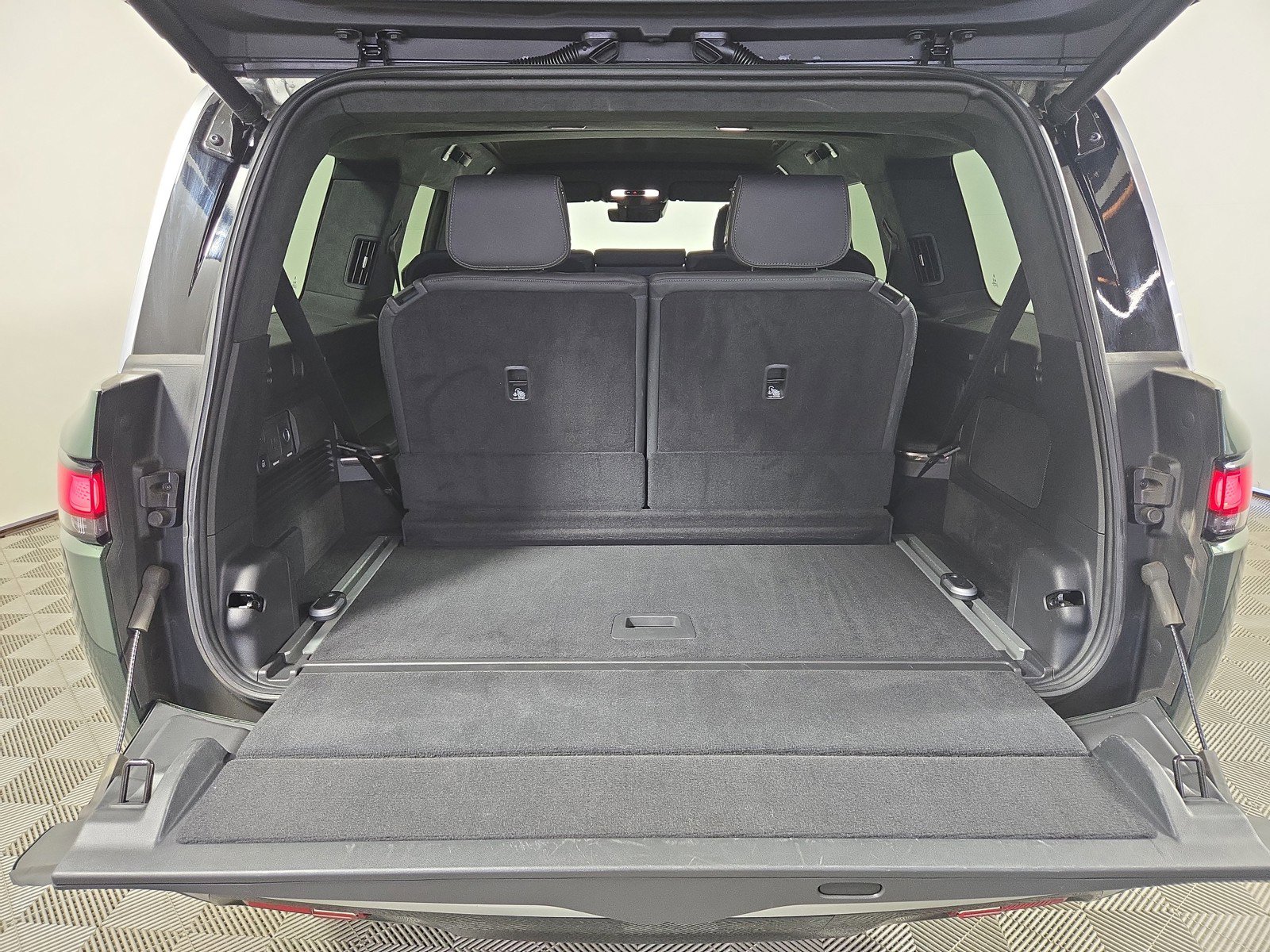 Used 2024 Rivian R1S Adventure image 15