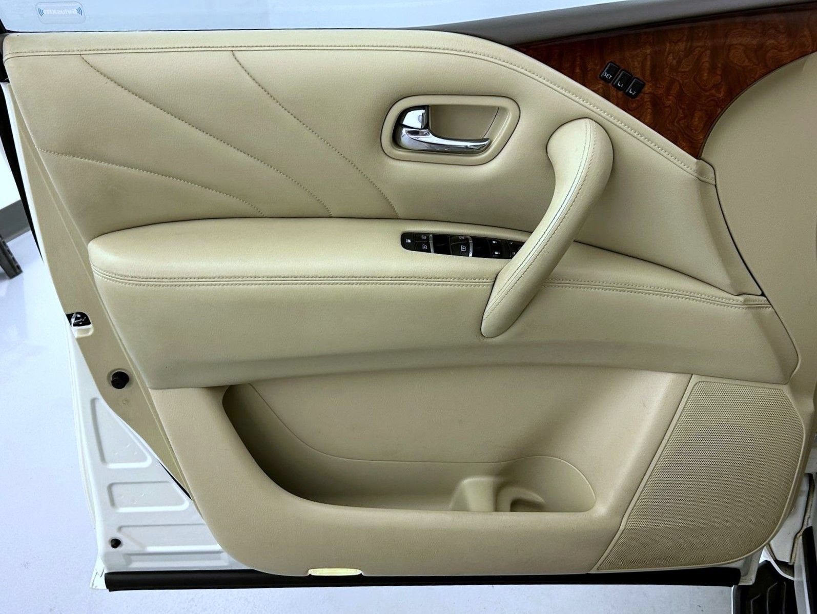 Used 2016 INFINITI QX80 4WD w/ Deluxe Technology Package image 9