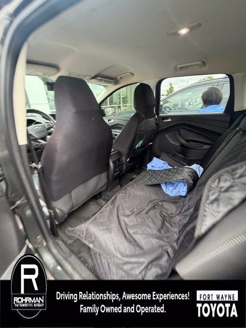 Used 2017 Ford Escape SE w/ SE Cold Weather Package AWD/4WD image 6